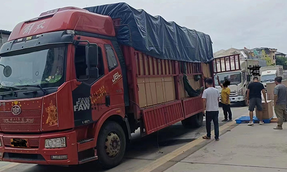 Se envían 180 cajas de globos de látex con estampado de dibujos animados.