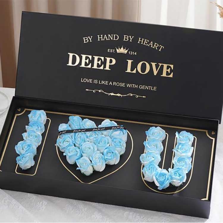 Caja de flores con cabezas de rosas de jabón