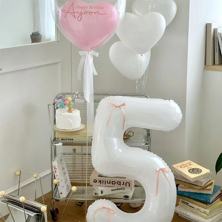 Globos de papel blanco